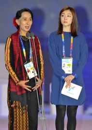 Aung San Suu Kyi (L) speaks as Olympic figure skating gold medalist Kim Yuna watches in Pyeongchang on January 29, 2013